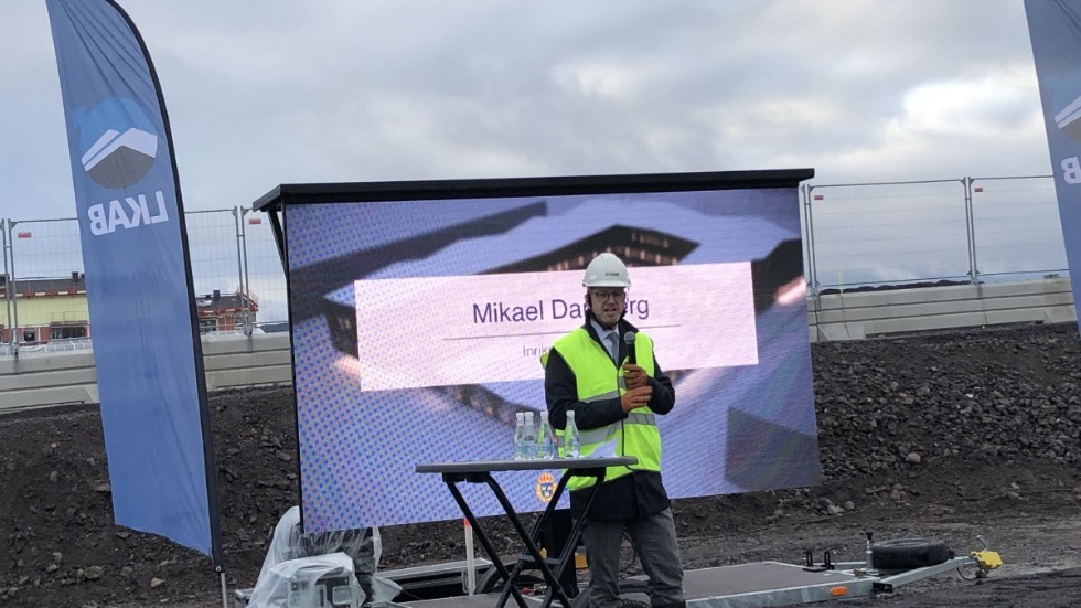 Inrikesminister Mikael Damberg (S) höll ett kort tal i samband med det första spadtaget för det nya polishuset i Kiruna.