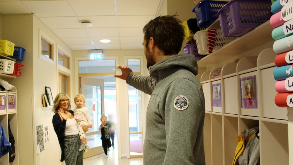 Det stora steget in på förskolan. Förskollärare Gunnel Gustavsson tar hand om Lovelia, när pappa Oskar Carlsson lämnar "på riktigt" för första gången under inskolningen.