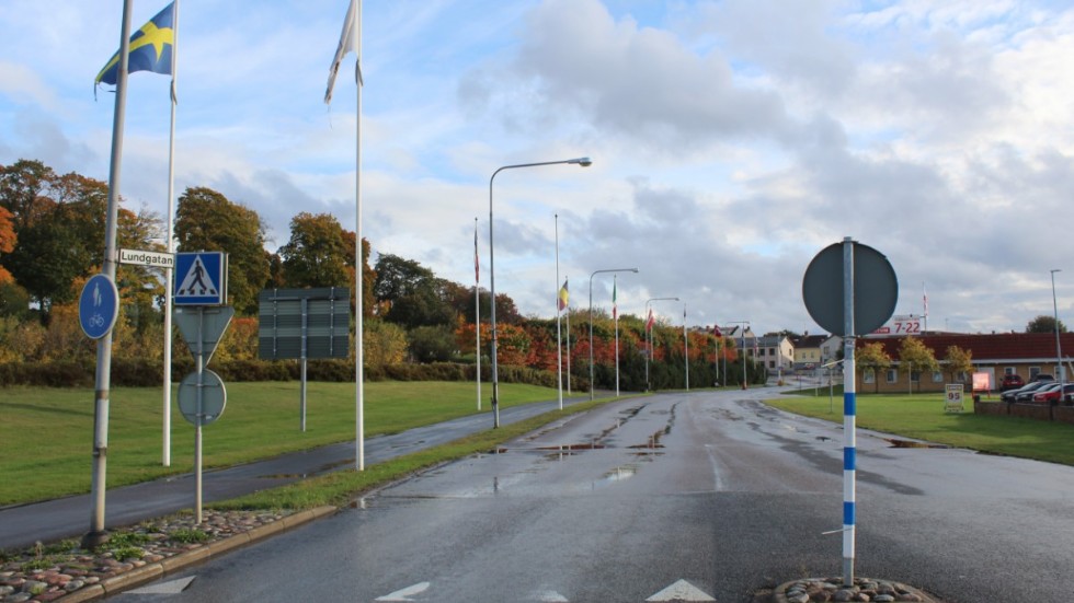 Lundgatan som går mellan rondellen vid Vimmerbyallén fram till korsningen vid Sveavägen/Västra Tullportsgatan stängs av i en dryg månads tid. 