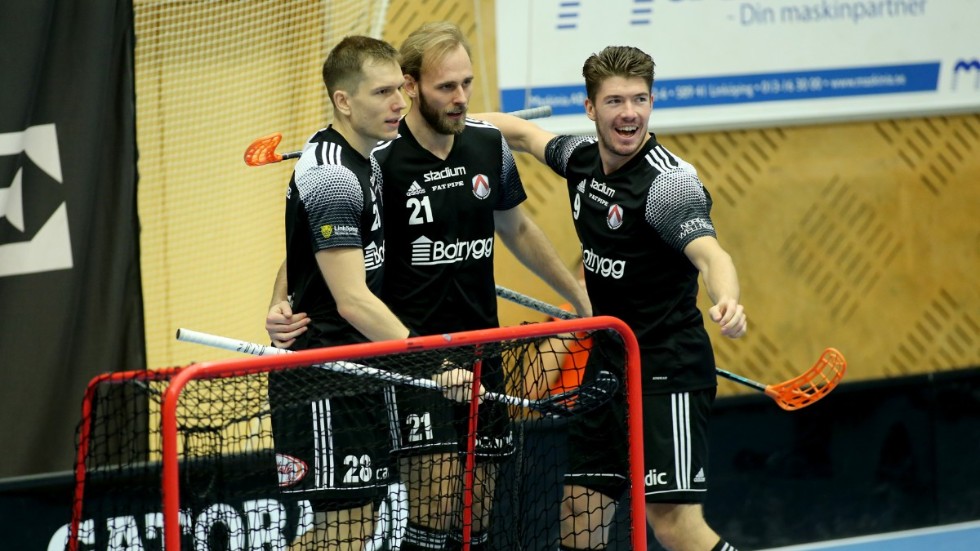 Jesper Alm i mitten mellan Linköpings utländska stjärnor Matej Jendrisak och Olli Laine.