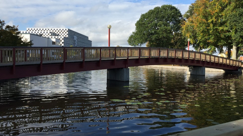 Det är flera som tyckt till om den ”röda bron” vid Strömsholmen, som inte längre är röd. 
Skriver Andreas Holking Verksamhetschef för drift - stadsmiljö
Gatuavdelningen
Stadsbyggnadsförvaltningen.
