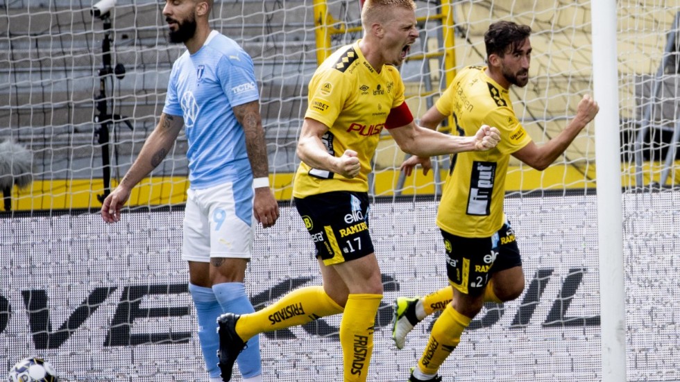 Elfsborgs Fredrik Holst (till höger) jublar efter 1-0 målet.