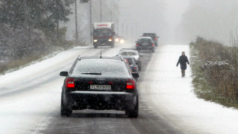 Långa köer till däckfirmor efter snövarningar: 