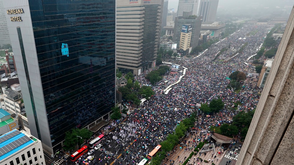 Trots ökad smittspridning tar demonstranter till Seouls gator för att protestera mot den sydkoreanska regeringen.