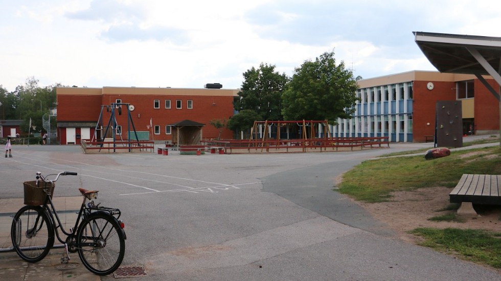 Stäng av trafiken förbi Lindblomskolan. Barn - och utbildningsförvaltningen ser helst att Västra Långgatan förvandlas till skolgård, i ett förslag till ÖSK.