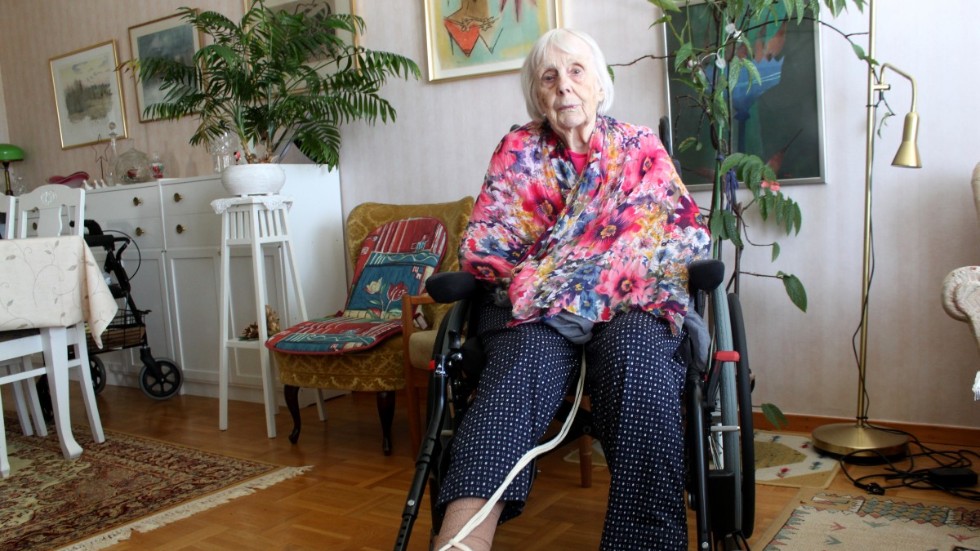 Rullatorn står som en påminnelse om tiden innan rullstolen, för Majvor Uhrström, 94. Det kan väl knappast ha blivit färre gamla som behöver hjälp nattetid?"