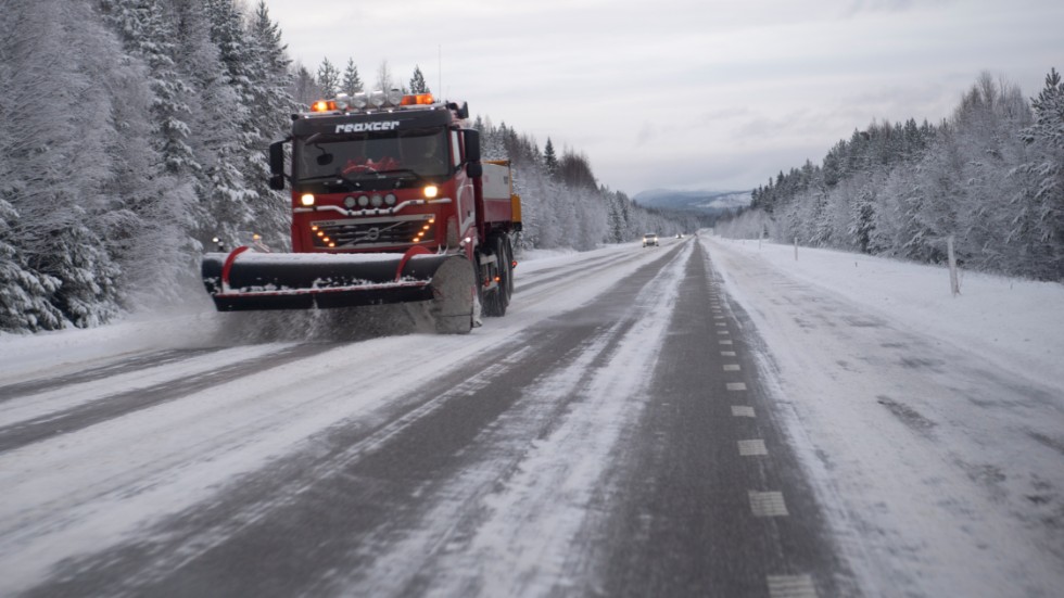 Snön fortsätter orsaka problem på flera håll i Sverige. Arkivbild.