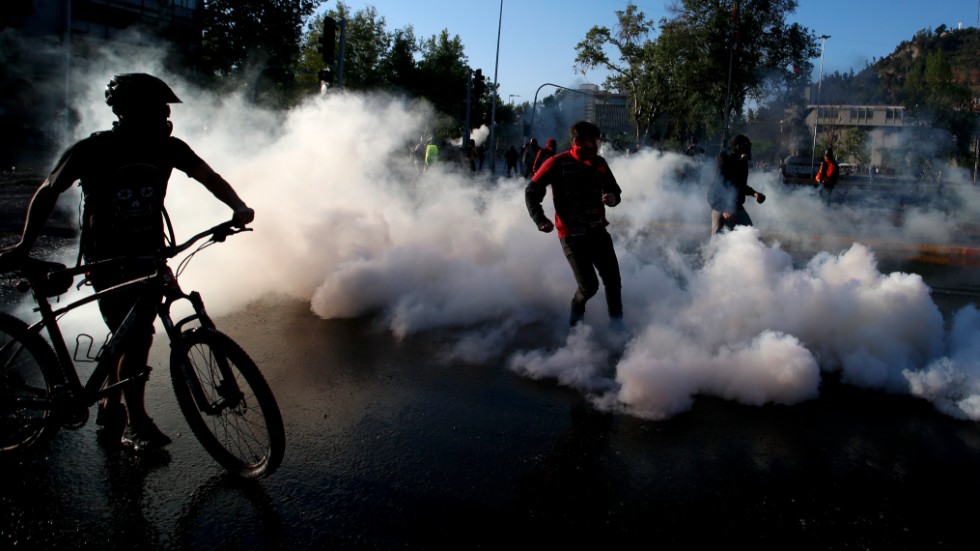 Polis använde tårgas mot demonstranter vid folkomröstningen i Chile.