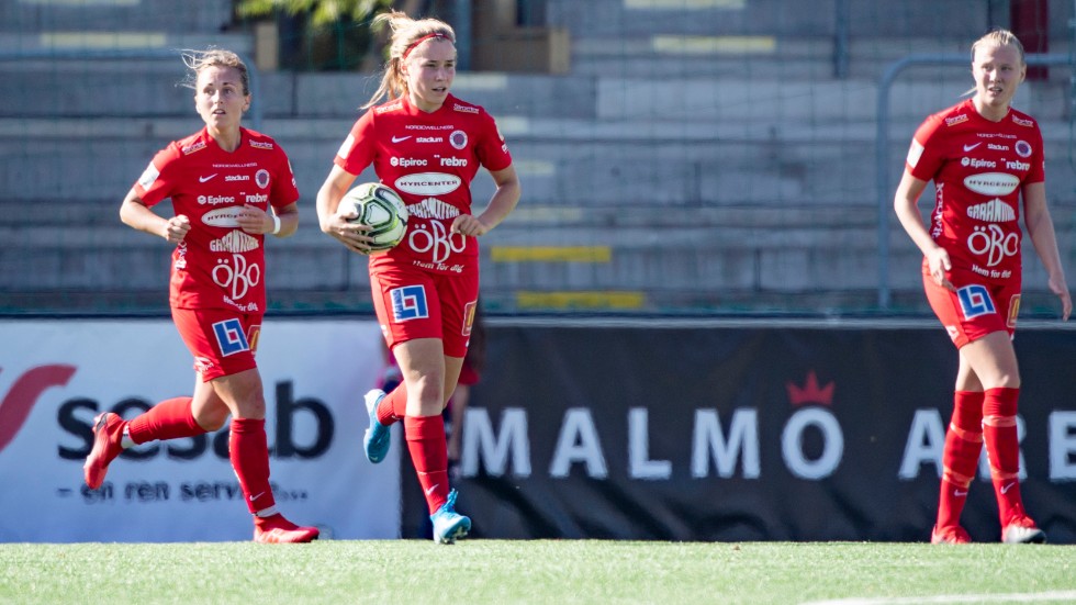 Örebros Heidi Kollanen (mitten) är en i den långa raden spelare som har drabbats av en svår knäskada under säsongen. Arkivbild.
