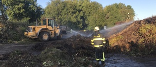 Tre containrar och rishög i brand i Nyköping – släckningsarbetet pågår