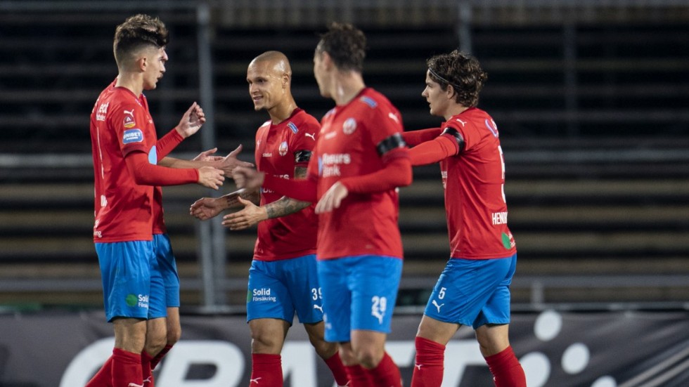 Helsingborgs Anthony van den Hurk grattas efter straffmålet som gav 2–1. Helsingborg vann bortamatchen mot Varberg med 3–1.