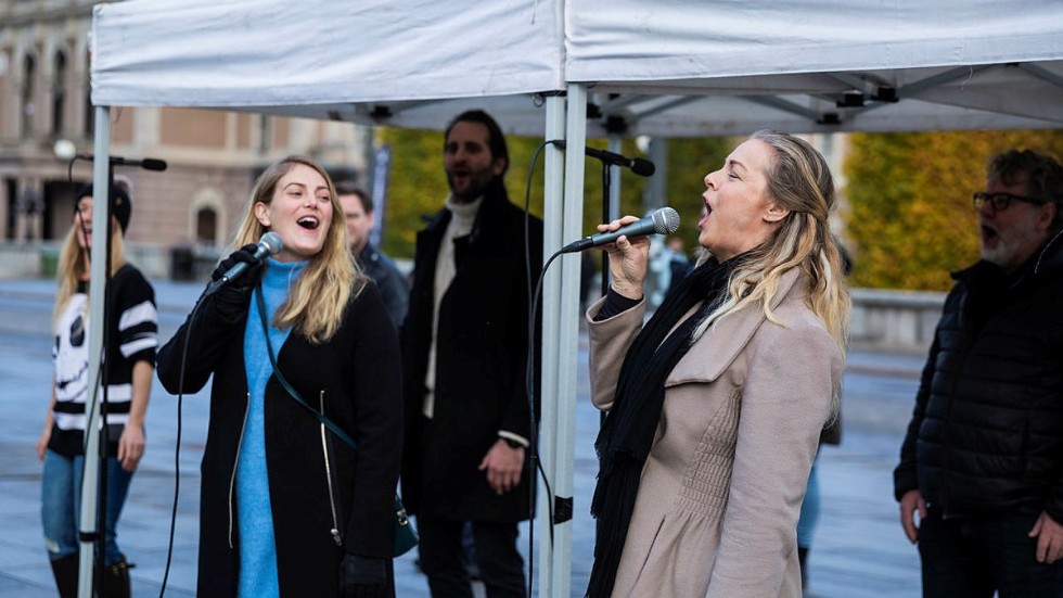 Tuva B Larsen och Malena Ernman sjöng Verdis "Fångarnas kör" i en manifestation mot publikrestriktionerna utanför Riksdagshuset i Stockholm. Arkivbild.
