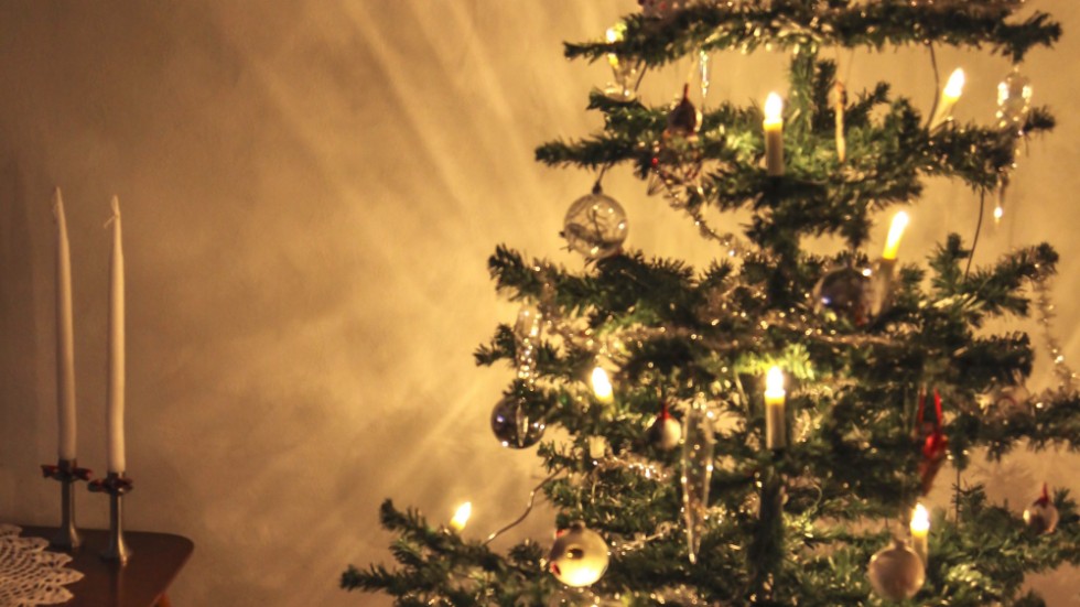 Att spara in på belysning i julgranen är obegripligt, tycker insändarskribenten.