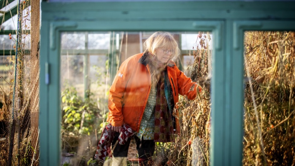 När Eva Hållsten behöver återhämtning beger hon sig ut i trädgården och gårdens tre växthus. Hon är helt självförsörjande på mat, vilket underlättar när man arbetat ideellt de senaste fem åren.