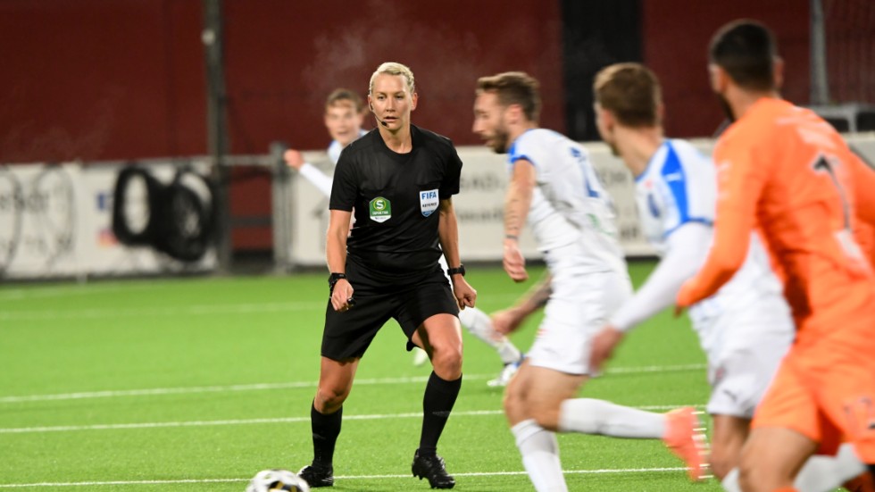 Tess Olofsson när hon skrev svensk fotbollshistoria – när hon blåste i|gång superettanmötet Akropolis-AFC Eskilstuna var det första gången en kvinnlig huvuddomare dömde en match i herrarnas elitfotboll. Arkivbild.