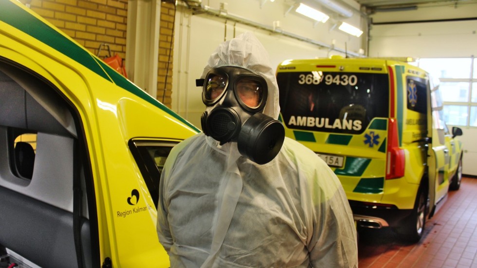 Johan Kullander iförd full skyddsmundering. Såhär skyddar sig ambulanspersonalen när de åker ut till patienter som misstänks vara smittade.