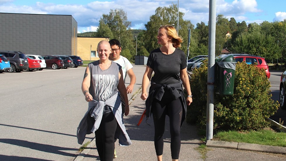 Lena Runadotter, Fredrik Olsson och Märit Björk promenerar från skolan till starten på bankvarvet. 