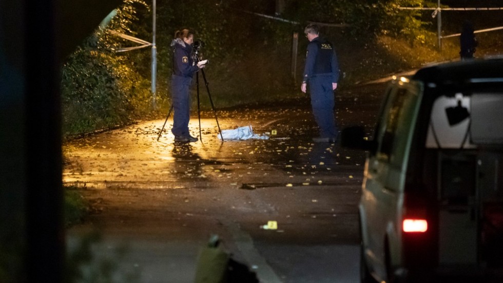 Polisens kriminaltekniker arbetar innanför avspärrningarna vid en gång och cykeltunnel på Närlunda i Helsingborg efter förra veckans skottlossning. Arkivbild.