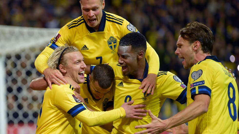 Sverigejubel efter att Emil Forsberg (tv) gjort 1-0 på straff.