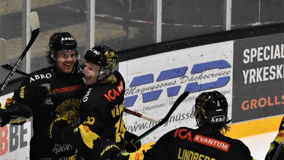 Todd Winder kramas om av Ludvig Vännström efter ett av sina fyra mål i hemmamatchen mot Mörrum.