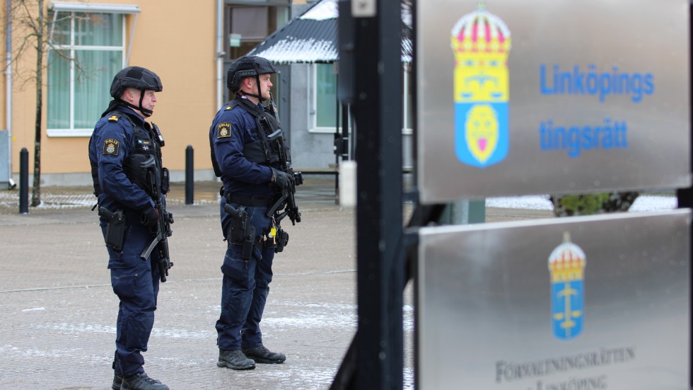 Linköpings tingsrätt hårdbevakas under den stora mordrättegången som beräknas pågå i flera veckor.