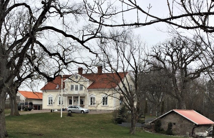 
Den 1824 färdigställda prästgården i Vikingstad var såväl prästens bostad som något av en mötesplats för bygden. Dess storlek och eleganta fasad liknar närmast en mindre herrgård.