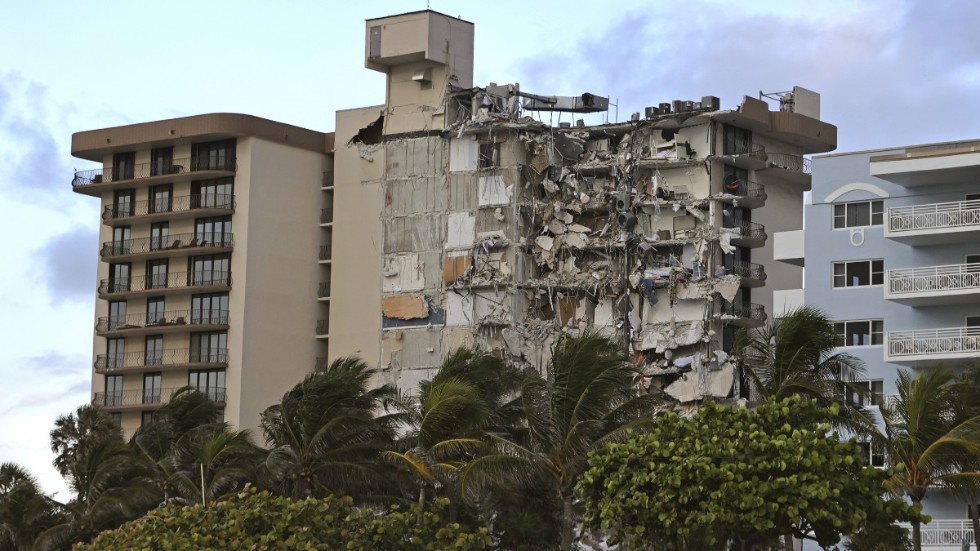 Ett bostadshus kollapsade i Miami under torsdagsmorgonen. Nästan 100 människor saknas efter raset. En person har bekräftats död.