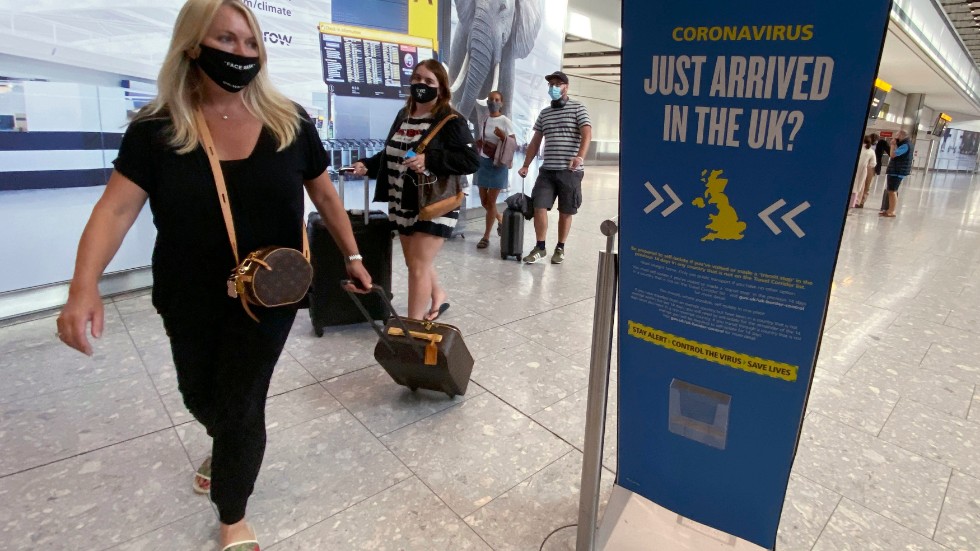 Britter som återvänder hem från resor kan snart komma att slippa karantän, enligt uppgifter till brittiska medier. Arkivbild.