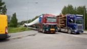 I ett dygn har den tunga vindkraftstransporten stått stilla vid infarten till Bergsviken • Åkeriet hittar ingen mekaniker 