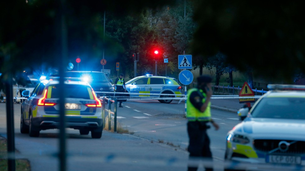 Polisens avspärrningar vid Berga centrum i Linköping den 5 augusti, efter att två tonårspojkar skottskadats allvarligt. Den ene avlider av sina skador.