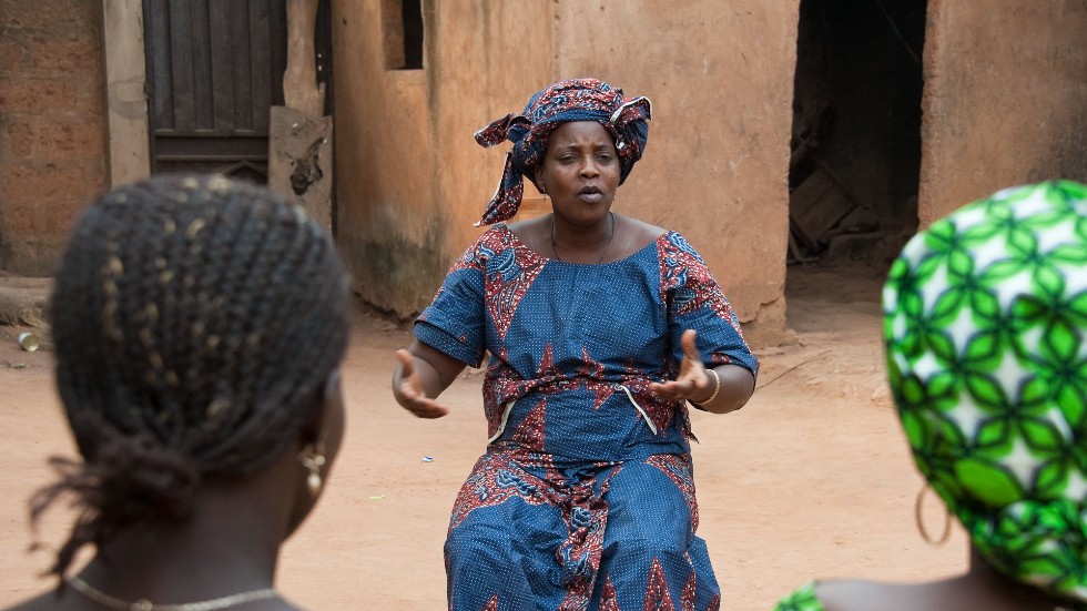 Louise Lagni håller i en utbildning vid The Hunger Projects verksamhet i Benin.