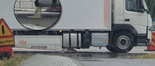 Hundra liter diesel rann ut vid lastbilshaveri: "Mer än en vanlig läcka"