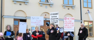 De demonstrerade mot vindkraft • "Det är dags att man lyssnar på folket" • Samlades på Stora torget i Västervik