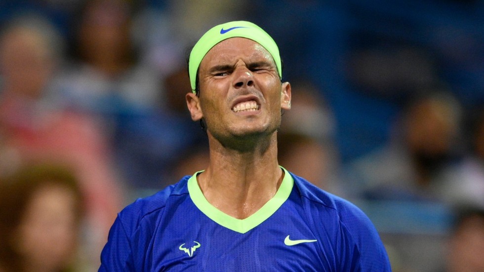 Rafael Nadal grimaserar under en av de två matcher han hann spela i USA i augusti innan fotskadan åter satte stopp för spel.