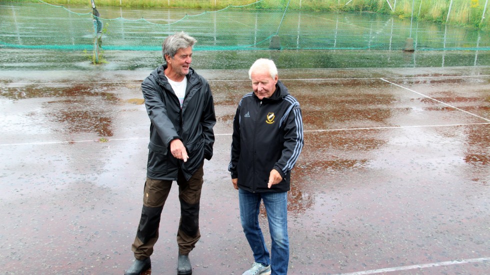 Här, på en av tennisbanorna i Rimforsa, ska kommunens första padelbana monteras. "Vi är riktigt sugna", säger Roger Nilsson och Per-Arne Pettersson från Rimforsa IF.