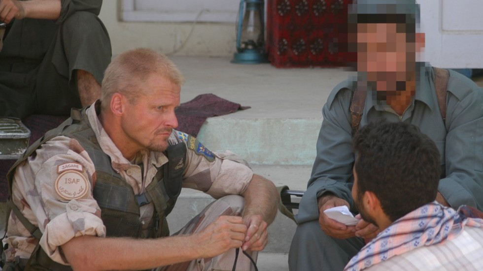 Överste Bengt Sandström på plats i Afghanistan. Mannen till höger verkade som polis i en liten by väster om Mazar-e-Sharif. Hans ansikte har pixlats av säkerhetsskäl.