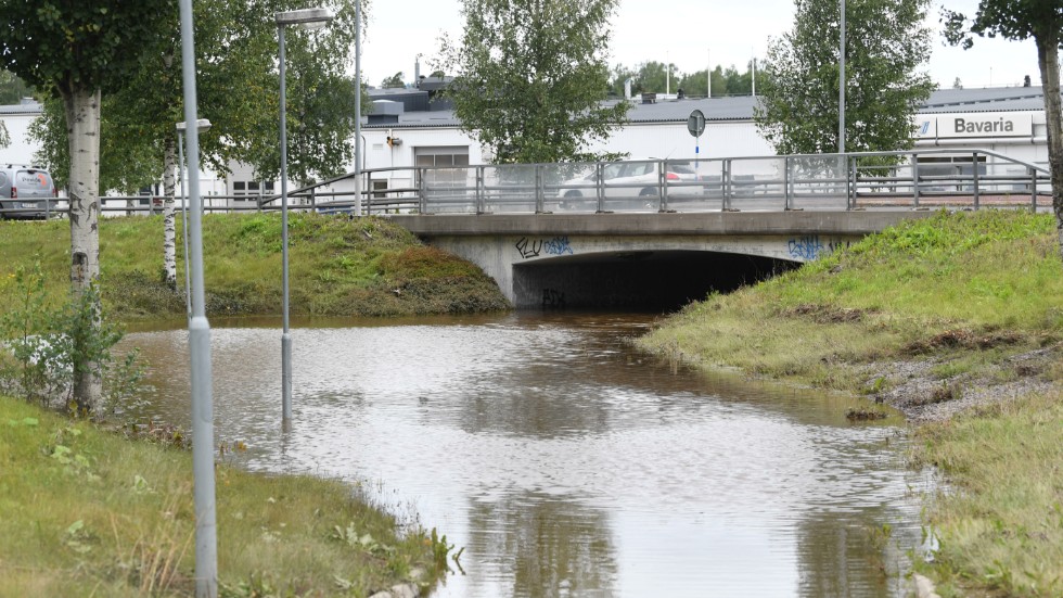 Att mindre vattendrag svämmade över var en stor del av problemet efter skyfallet i Gävle. Men här är det en cykelväg, under en trafikled, som blivit en liten damm. Vart vattenmassorna tar vägen är en central fråga i skyddet mot skador efter skyfall.