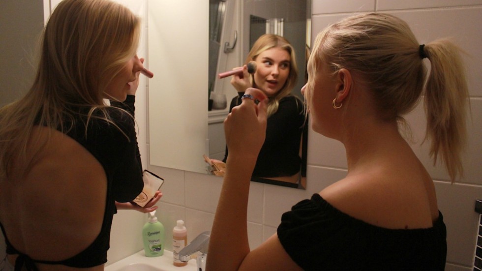 Linnéa Kronstrand och Maja Allvin förbereder sig för den första nattklubbskvällen på mycket länge.