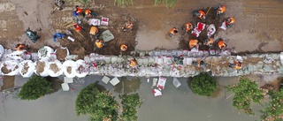 Buss körde ner i översvämmad flod i Kina – flera döda