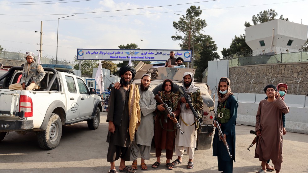 Talibaner utanför flygplatsen i Kabul. Bild från slutet av augusti.