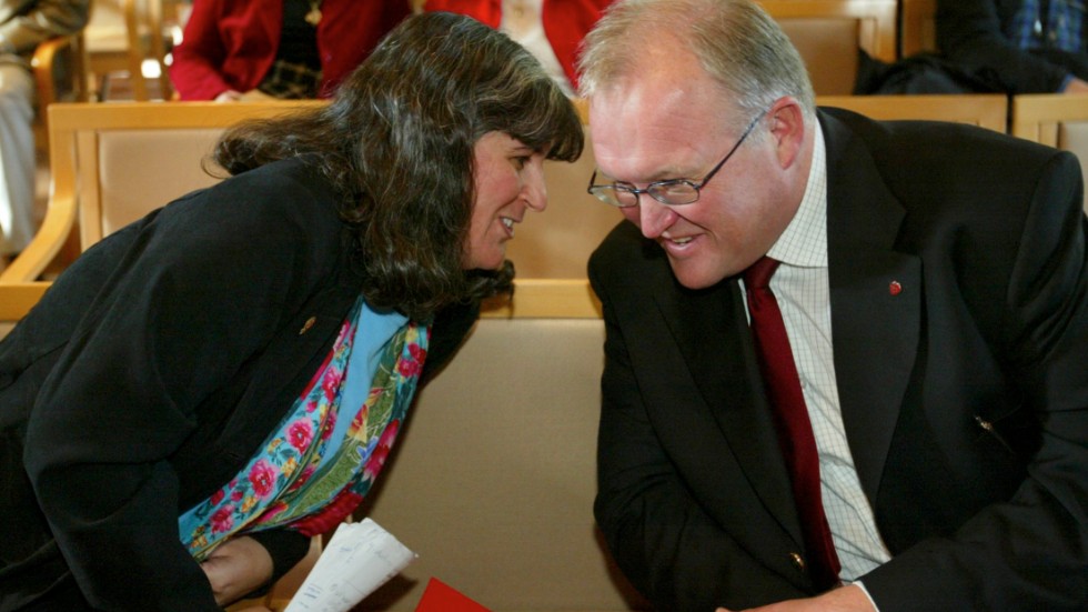 Nalin Pekgul och Göran Persson i samspråk vid en tillställning i partiet 2004. De båda har alltmer angelägna uppmaningar till sitt parti och rörelse. 