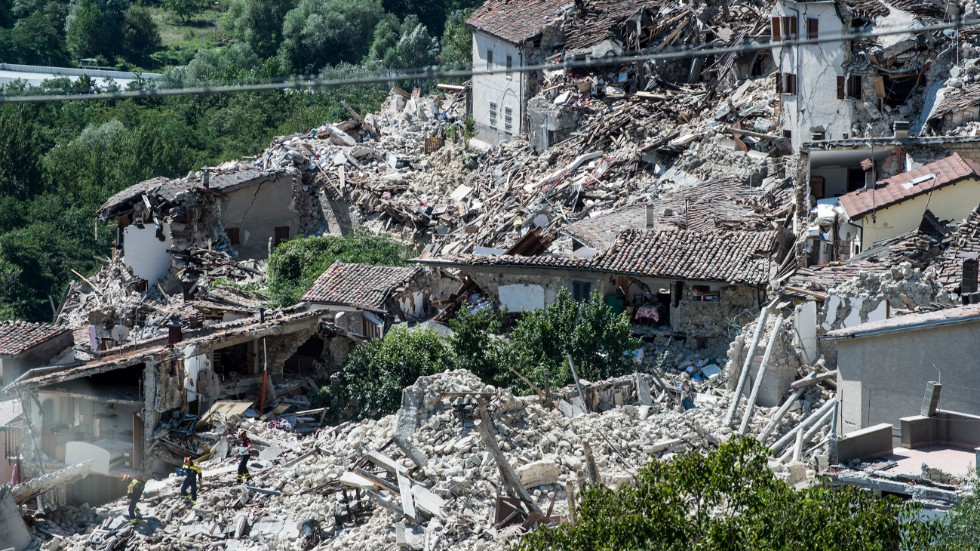 Vi lever i en social, kulturell och politisk jordbävning; det anser debattören. Bilden föreställer en fysisk jordbävning i Italien för några år sedan. 