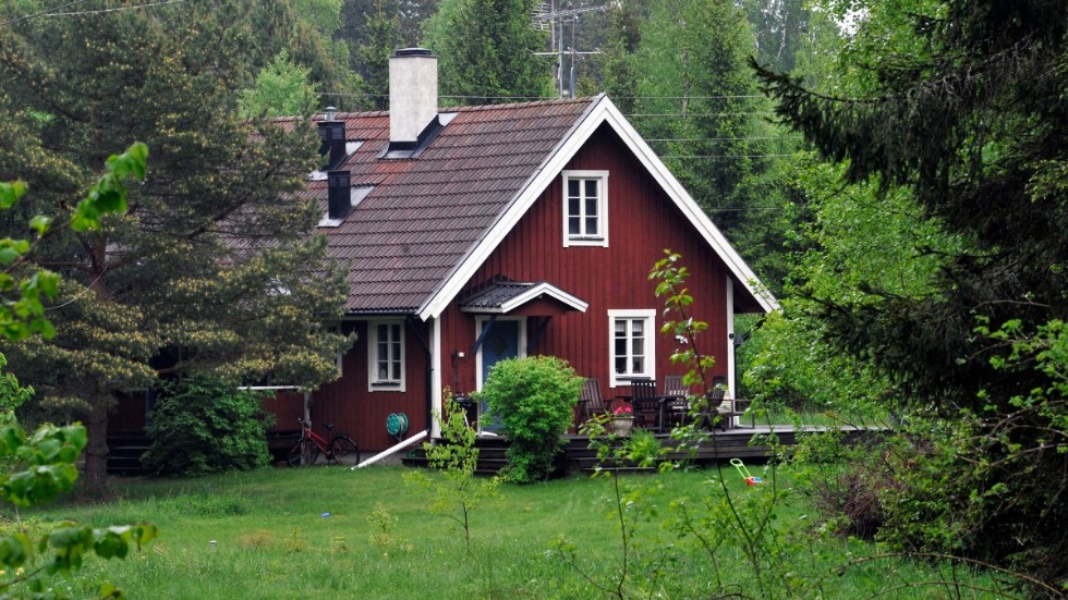 Fastighetsvärdet minskar med 20-30 procent eller jämför med att E4 dras i vid din tomtgräns, skriver Catharina Roos. Huset på bilden tillhör inte insändarskribenten.
