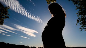 Västervikskvinna blev gravid som 15-åring – med tvillingar • "Jag ser det som en lycklig tid"
