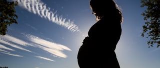 Västervikskvinna blev gravid som 15-åring – med tvillingar • "Jag ser det som en lycklig tid"