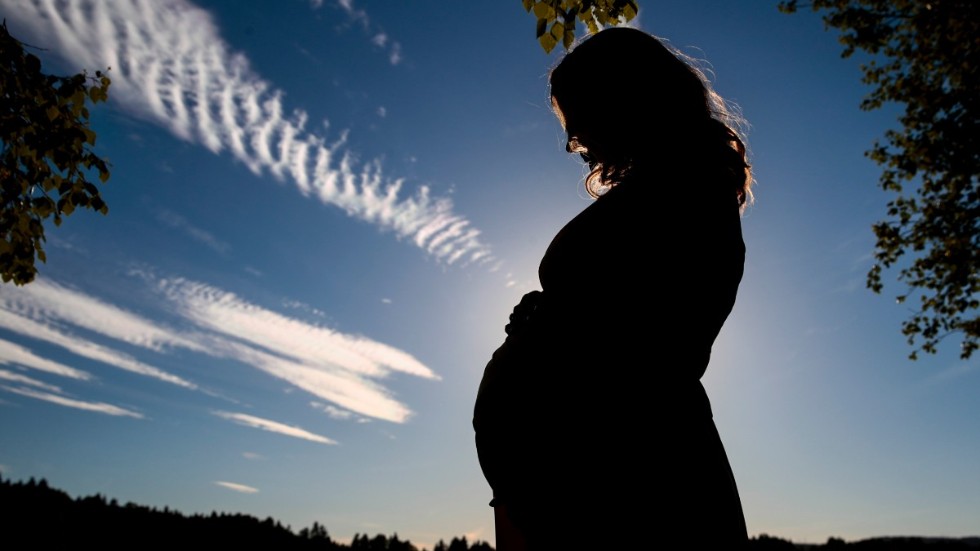 Frågan om legalisering av kommersiellt surrogatmödraskap verkar vara för kontroversiell för att lyfta i svensk debatt, skriver Rebecka Undén i en krönika.