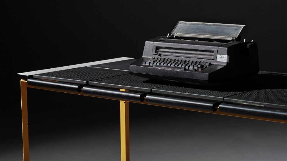 Lars Noréns skrivbord och skrivmaskin finns bland föremålen som auktioneras ut. Pressbild.