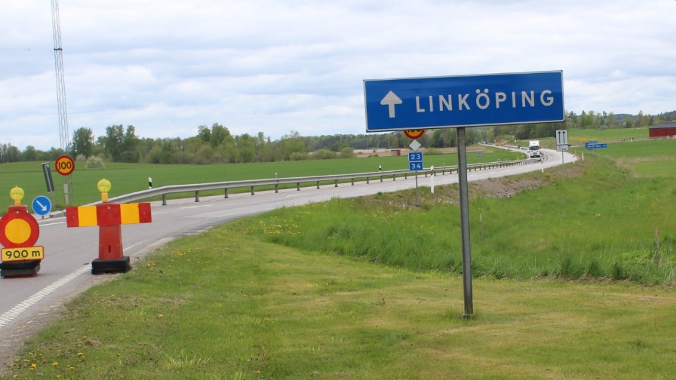 Väg 23 är avstängd från rondellen i Rimforsa och en drygt kilometerlång sträcka norrut mot Linköping.