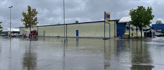 Översvämning på Vingåkers Factory outlet efter regnkaoset – vi direktrapporterade