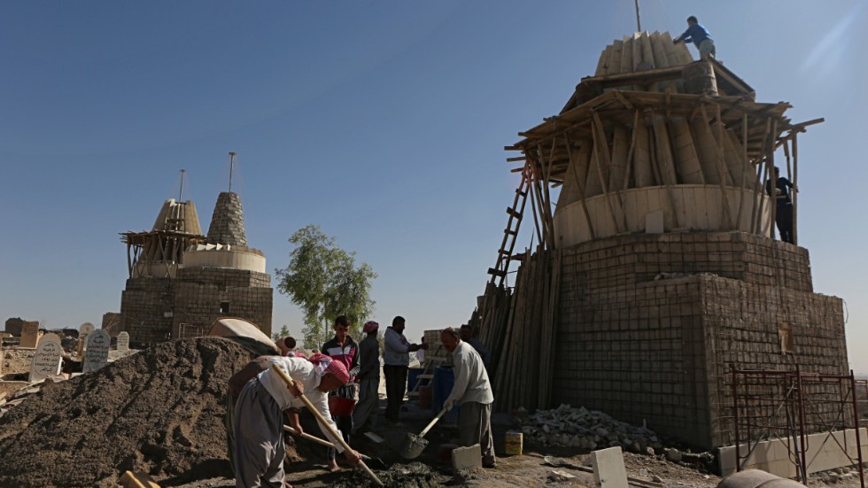 Yazidier i Irak återuppbygger ett tempel i utkanterna av Mosul som förstörts av terrorgruppen IS. Arkivbild.